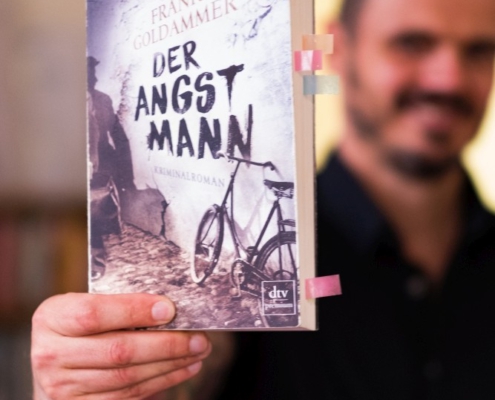 Frank Goldammer zeigt sein Buch "Der Angstmann"