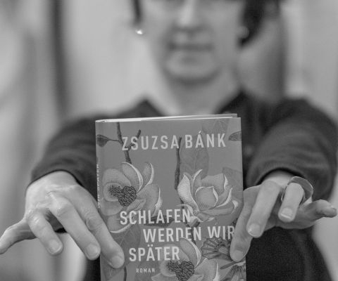 Zsuzsa Bánk zeigt ihr Buch "Schlafen werden wir später" schwarz-weiß