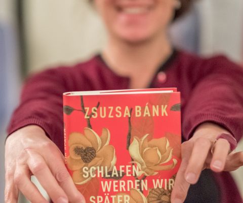 Zsuzsa Bánk zeigt ihr Buch "Schlafen werden wir später"